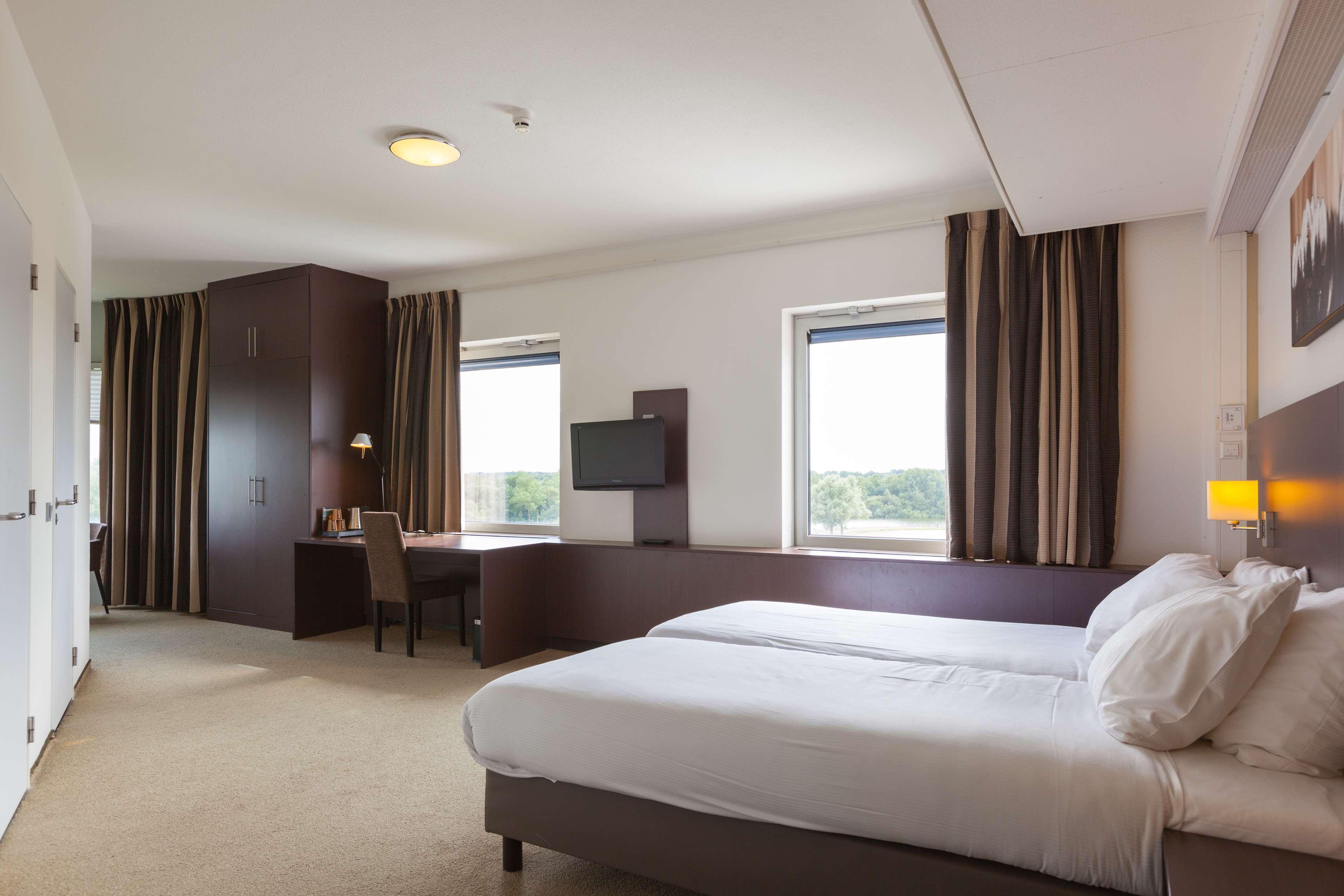 Best Western Plus Flatonia Inn Екстер'єр фото